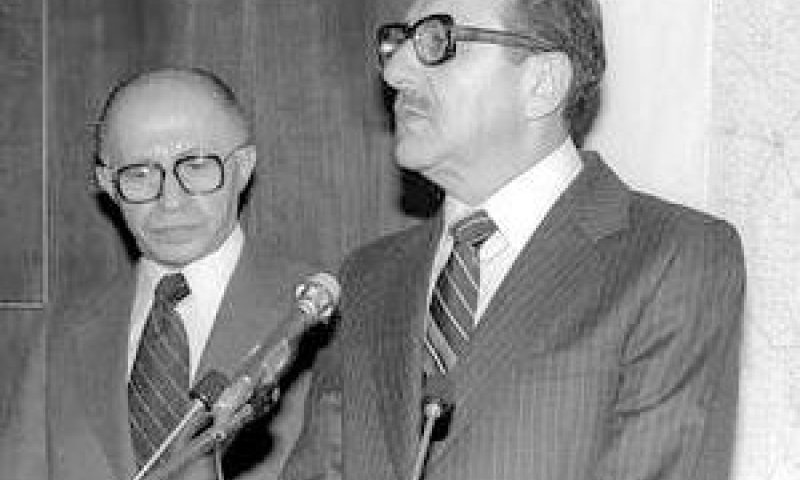 אחיטוב ורה"מ בגין בשנת 1980[לע"מ]