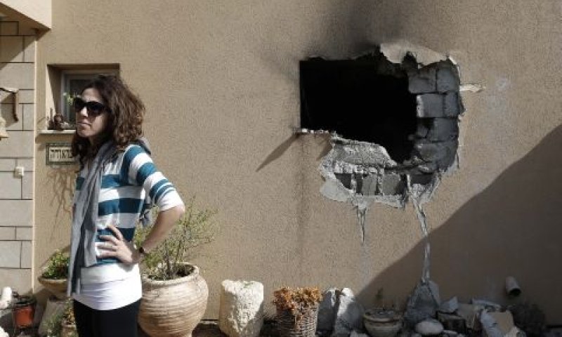פגיעה בבית בישוב סמוך לרצועת עזה [צילום: פלאש 90]