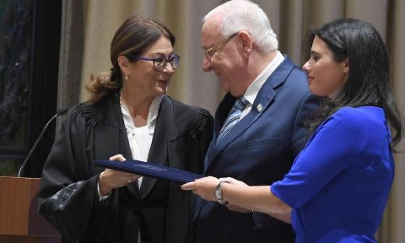 שקד וחיות. המפתח בידיהן [צילום: מארק ניימן, לע"מ]