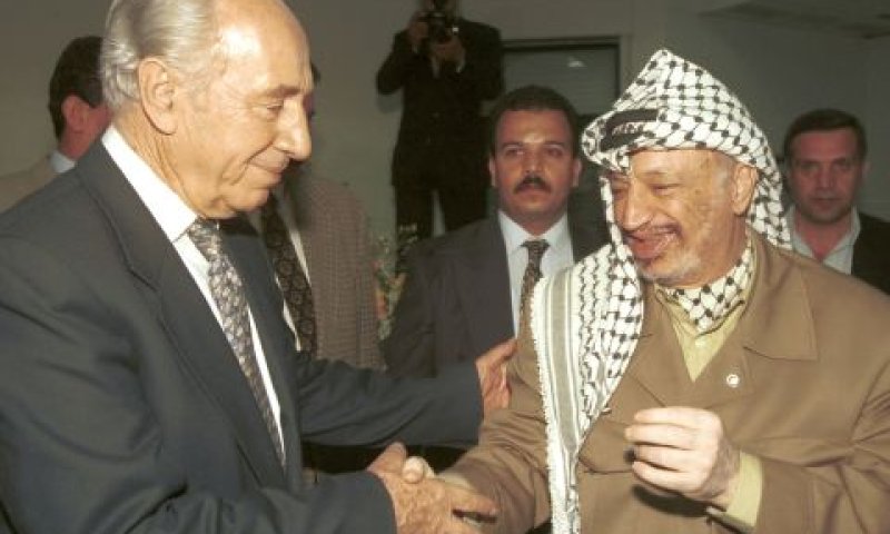 יאסר ערפאת ושמעון פרס [צילום ארכיון: פלאש 90]