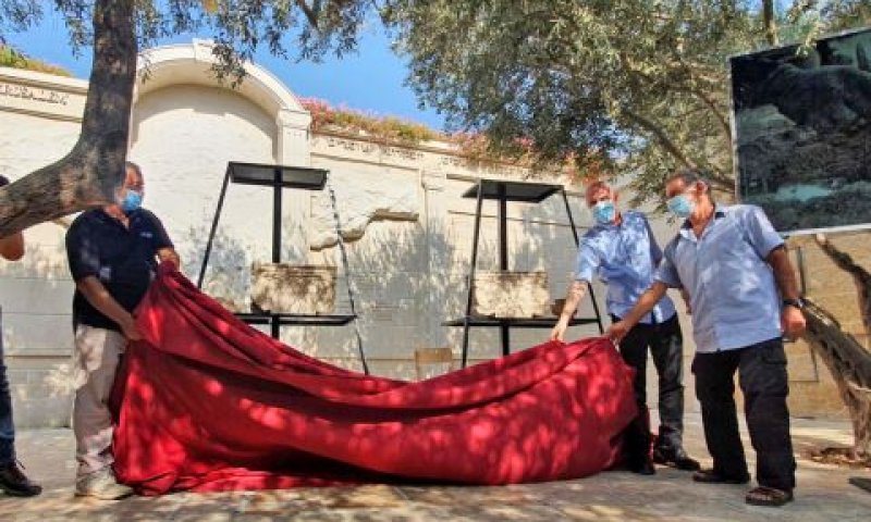 חשיפת הכותרות. מימין דוד בארי והשר חילי טרופר משמאל-יעקב ביליג מרשות העתיקות [צילום: יולי שוורץ, רשות העתיקות]