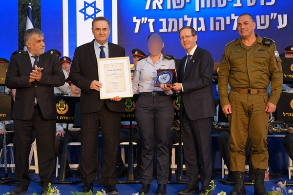 [צילום: משרד הביטחון]