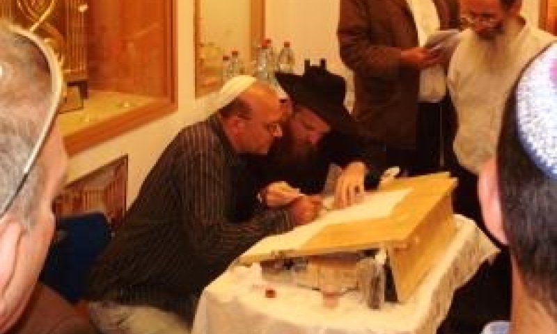 הזמר עובדיה חממה כותב אות בספר