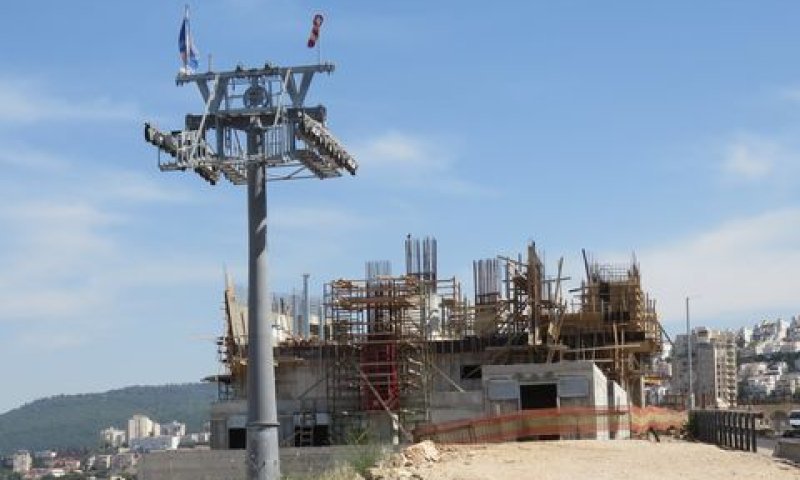 עמוד נשיאת כבלי הרכבלית מערבית מבניין תחנת הרכבלית מס' 3 בכביש דורי. [צילום: שמואל וולף]