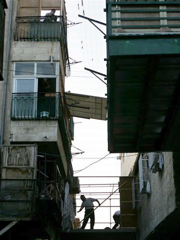 [מתחילים לבנות סוכות. צילום: AP]