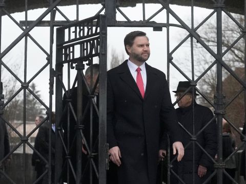 ואנס במחנה דכאו. התעלם מהניאו-נאציזם של ה-AfD [צילום: מתיאס שריידר, AP]