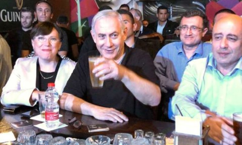 נתניהו בפאב
