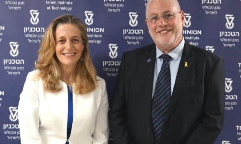 ד"ר שרון אלרעי-פרייס עם נשיא הטכניון פרופ' אורי סיון [צילום: רמי שלוש, דוברות הטכניון]