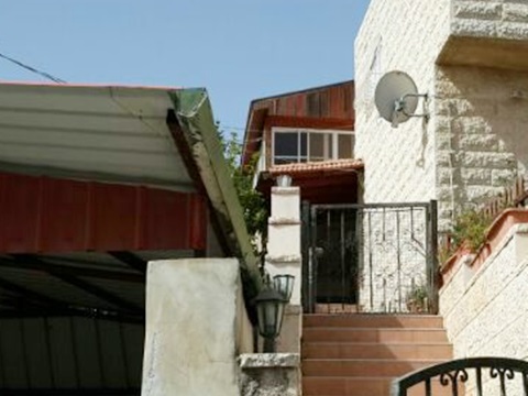 פרגולה שנסגרה בביתו של כהן