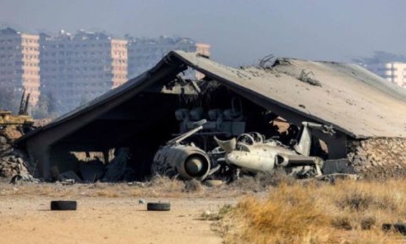מטוס של צבא אסד אחרי התקיפה [צילום: עומר סנדיקי/AP]