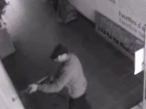 רגע הירי בכניסה למוזיאון [צילום: מן הטלוויזיה]