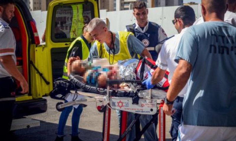 פינוי פצוע ב-7 באוקטובר [צילום: דודו גרינשפן/פלאש 90]