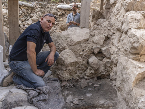 ד"ר יפתח שלו ליד הריסות של כדים שנמצאו באתר בית המקדש הראשון [צילום: שי הלוי, באדיבות רשות העתיקות]