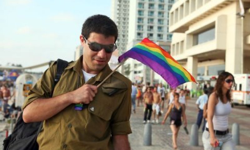 שמאל, ימין, שמאל. חייל במדים במצעד הגאווה האחרון בתל אביב [צילום: פלאש 90]