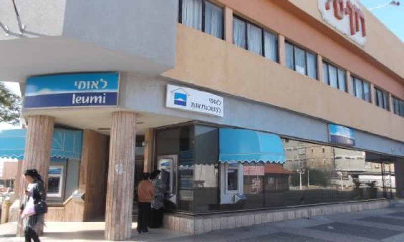 תובע 100,000 שקל