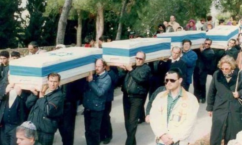 טבועי אגוז מובלים לקבורה ממלכתית בהר הרצל, 1992 [צילום: הפדרציה העולמית של יהדות מרוקו]