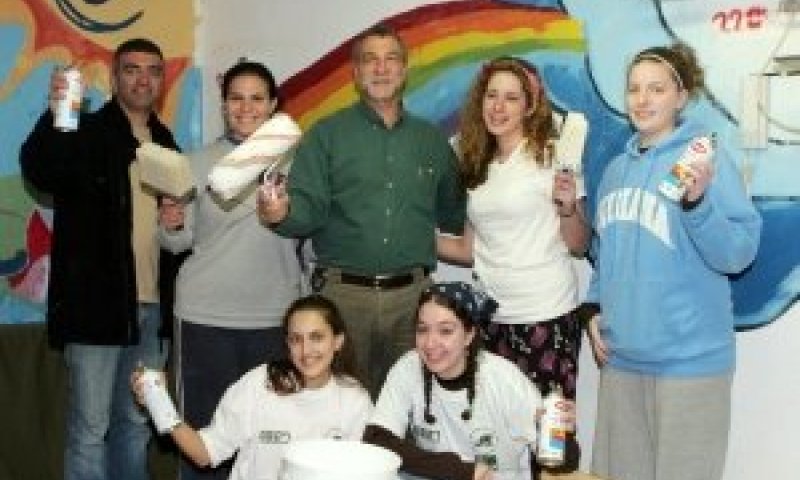 צעירים משפצים מקלטים בכפר יובל שבצפון [צילום: ארכיון הצילומים של קק"ל]