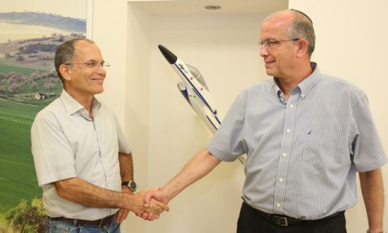 מנכ"ל התעשייה האווירית יוסי וייס ומזכיר ארגון העובדים אהוד נוף [צילום: התעשיה האוירית]