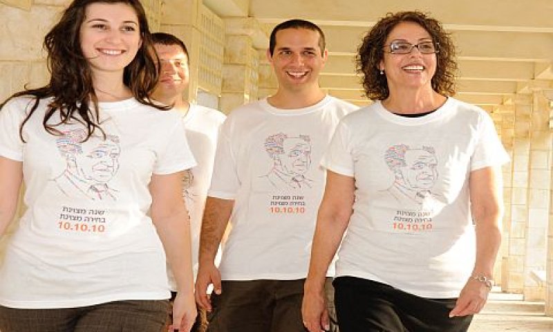 נשיאת אוניברסיטת בן-גוריון, פרופ' רבקה כרמי וסטודנטים, לובשים את חולצת האוניברסיטה שהופקה במיוחד לקראת היום הראשון ללימודים [צילום: דני מכליס, אוניברסיטת בן-גוריון]