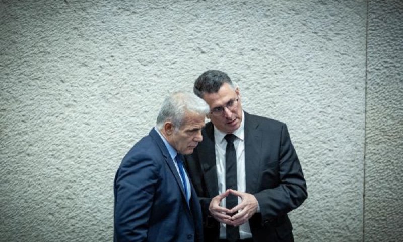 סער ולפיד. "המדינאות לא לליצנים" [צילום: יונתן זינדל/פלאש 90]