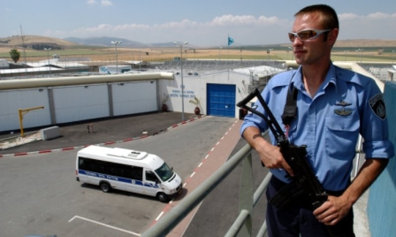 במערכון ביקשו האסירים רשיון בנייה לכריית המנהרה [צילום: שב"ס]