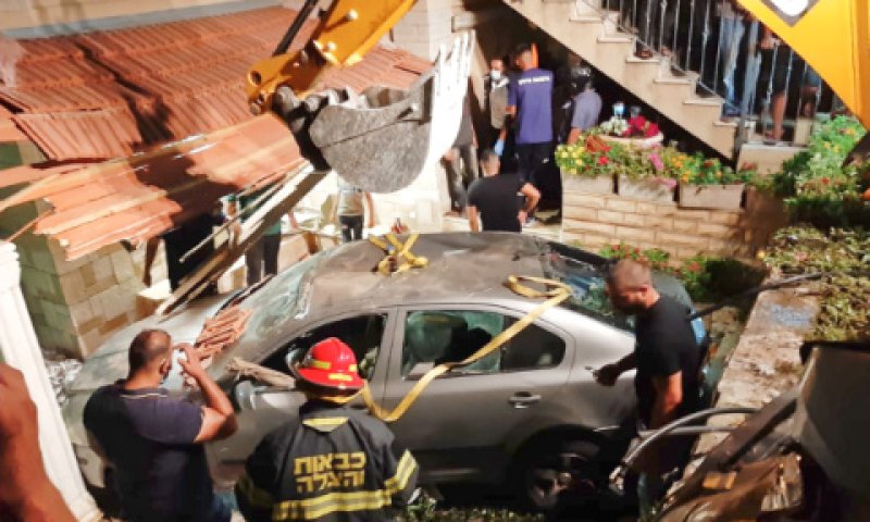 חילוץ המכונית מהחצר [צילום: כבאות והצלה]