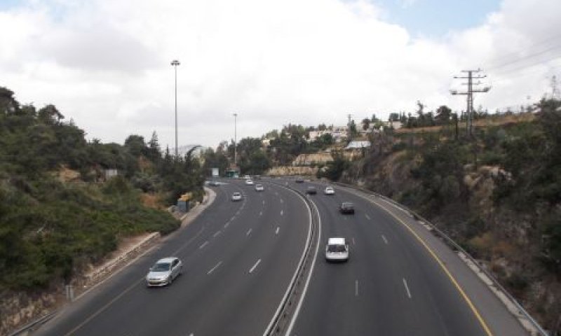 כביש מס' 1 [צילום: איתמר לוין]