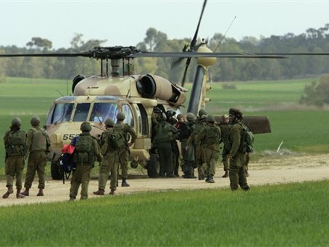 אל המסוק שפינה אותו לבית החולים סורוקה בבאר שבע