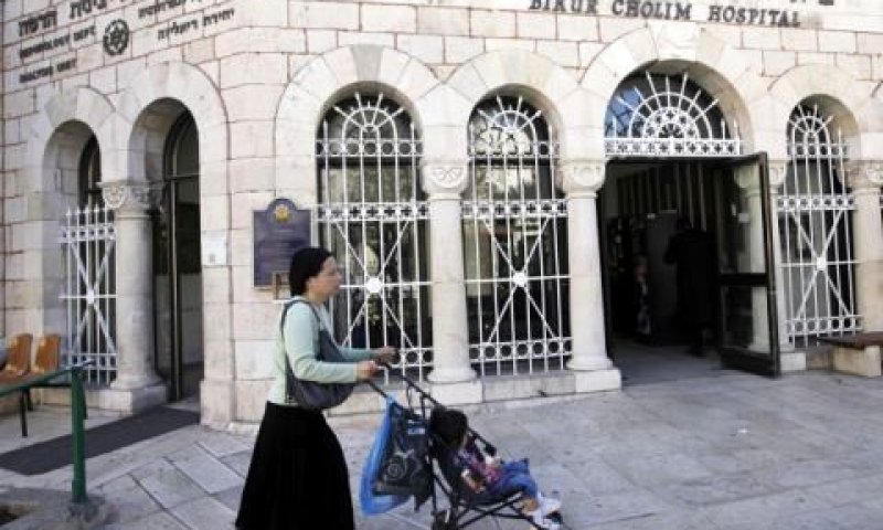 ביקור חולים. לא שילמו שכר [צילום: פלאש 90]