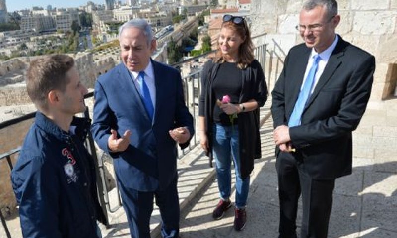 רה"מ מסייר עם התיירת איואנה אייזק [צילום: קובי גדעון, לע"מ]