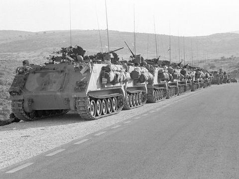 טור נגמ''שים מסוג זלדות על ציר החוף בגזרה המערבית של דרום לבנון [צילום: צלם במחנה]