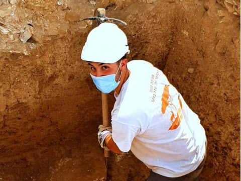 בחפירה השתתפו מאות בני נוער, סטודנטים וחניכי מכינות קדם צבאיות מרהט ומהסביבה [צילום: אמיל אלג'ם, רשות העתיקות]