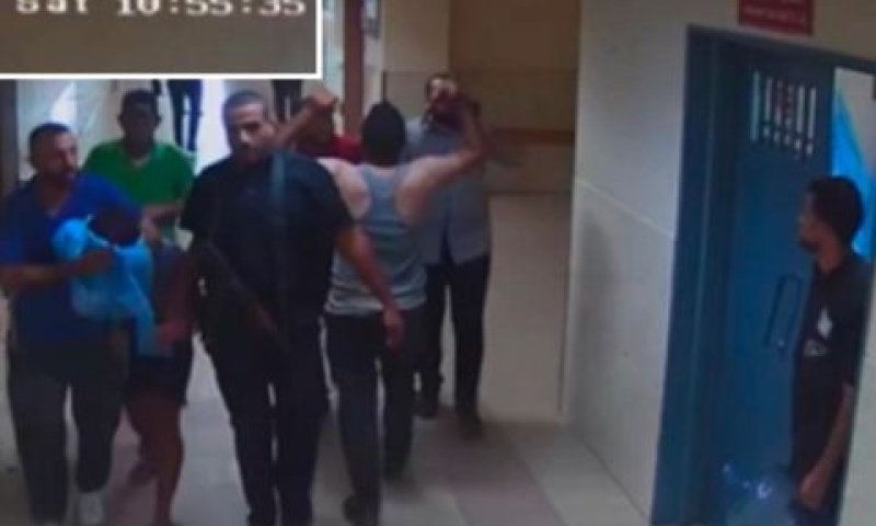 אחד החטופים מובל בכוח בבית החולים