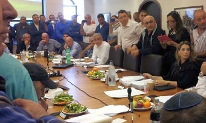 התפרצות הוועד לישיבת דירקטוריון חברת החשמל [צילום: יח"צ]