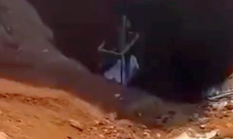 חילוץ גופתו של נסראללה מההריסות בדאחייה [צילום: לפי סעיף 27א' לחוק זכויות יוצרים]