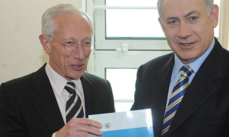 נתניהו מקבל את הדוח מידי הנגיד [צילום: עמוס בן-גרשום/לע"מ]