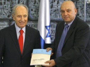 אריק כרמון מגיש את המדד לנשיא המדינה פרס