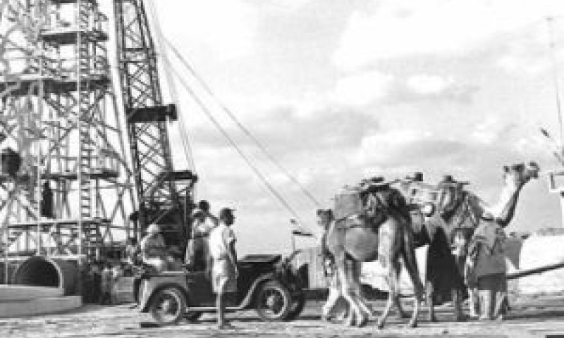 גמלים של בדואים וג'יפ של קול ישראל במפעל המים [צילום: משה פרידן/לע"מ]