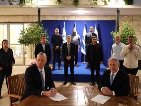 נתניהו, גנץ וצוותי המשא ומתן. לאחר החתימה על ההסכם.