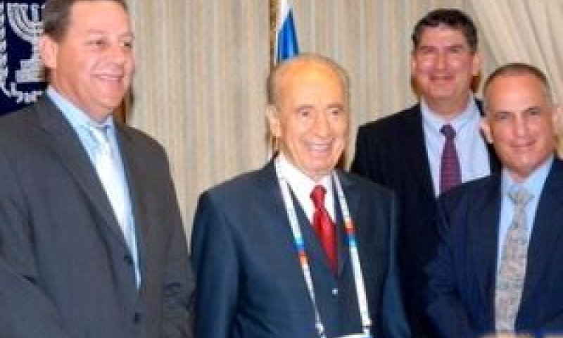 פרס עם איתמר הרמן, יו"ר הוועד המארגן, אייל טיברגר, מנכ"ל מכבי עולמי ויגאל כרמי, יו"ר מכבי עולמי