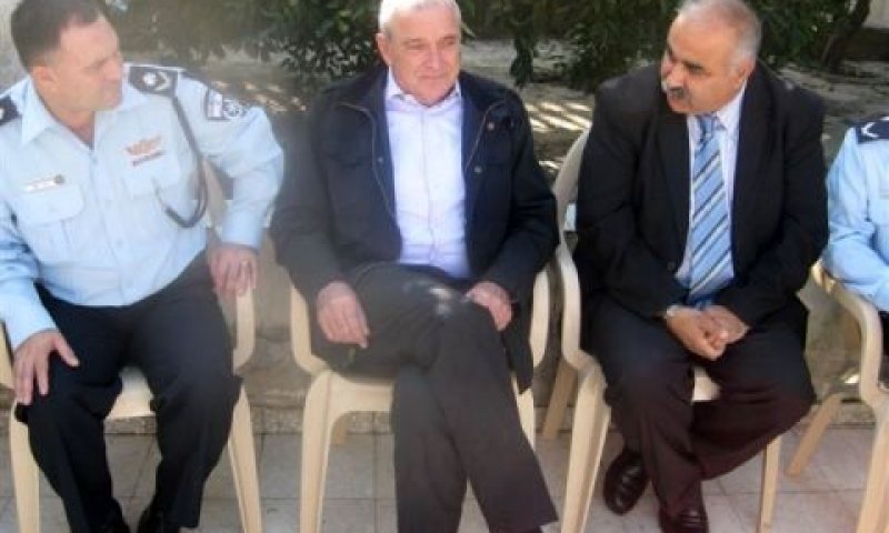 אהרונוביץ' (במרכז) בביתו של ראש עיריית כפר קאסם. "המשטרה לא עושה הבדל בין ערבים ליהודים" [צילום: עידו מינקובסקי]