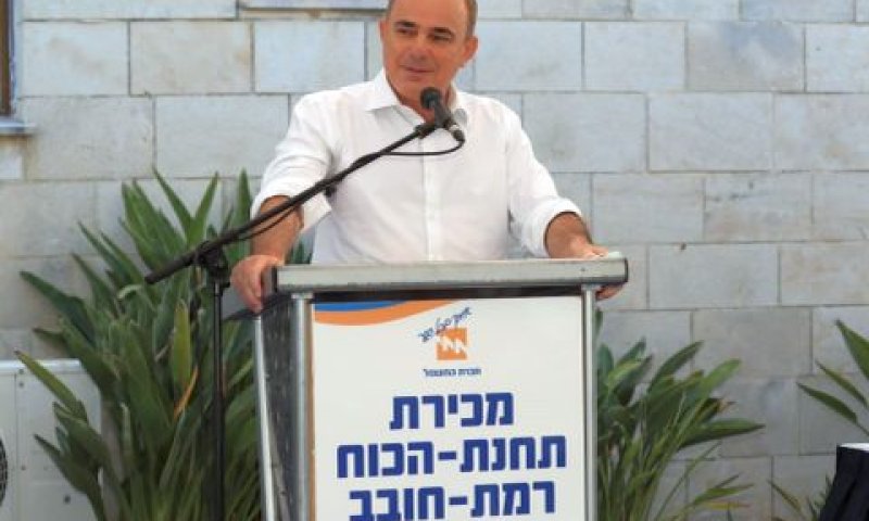 השר שטייניץ במעמד המכירה [צילום: יוסי וייס]