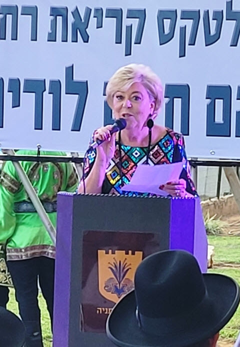 מרים פייברג-איכר נושאת ברכה בטקס [צילום: יגאל יששכרוב]