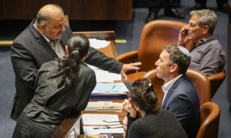 שיח צפוף בין מתן כהנא, מנסור עבאס ומרב מיכאלי [צילום: נועם מושקוביץ/דוברות הכנסת]