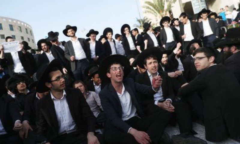 הפגנה בכניסה לירושלים [צילום: יונתן זינדל/פלאש 90]