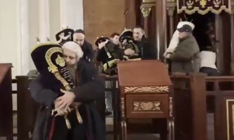 הוצאת ספרי התורה