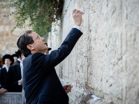 הרצוג מניח פתק בכותל [צילום: יונתן זינדל/פלאש 90]