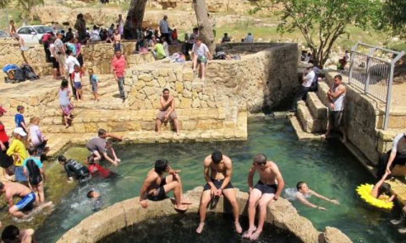 מטיילים בשמורת עין פרת [צילום: עמיר אלוני, רשות הטבע והגנים]
