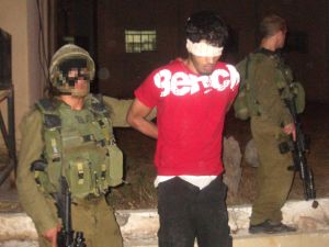 חיילי צה"ל עוצרים את אחד המבוקשים [צילום: דו"צ]