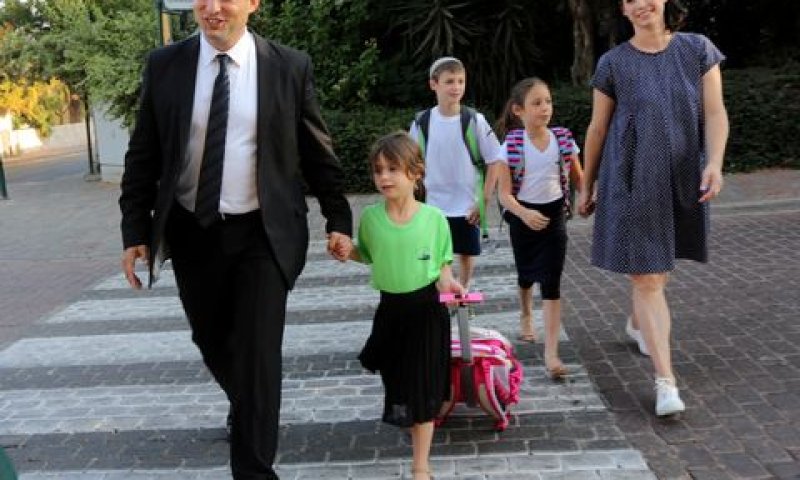 משפחת בנט בדרך לביה"ס [צילום: ששון תירם]